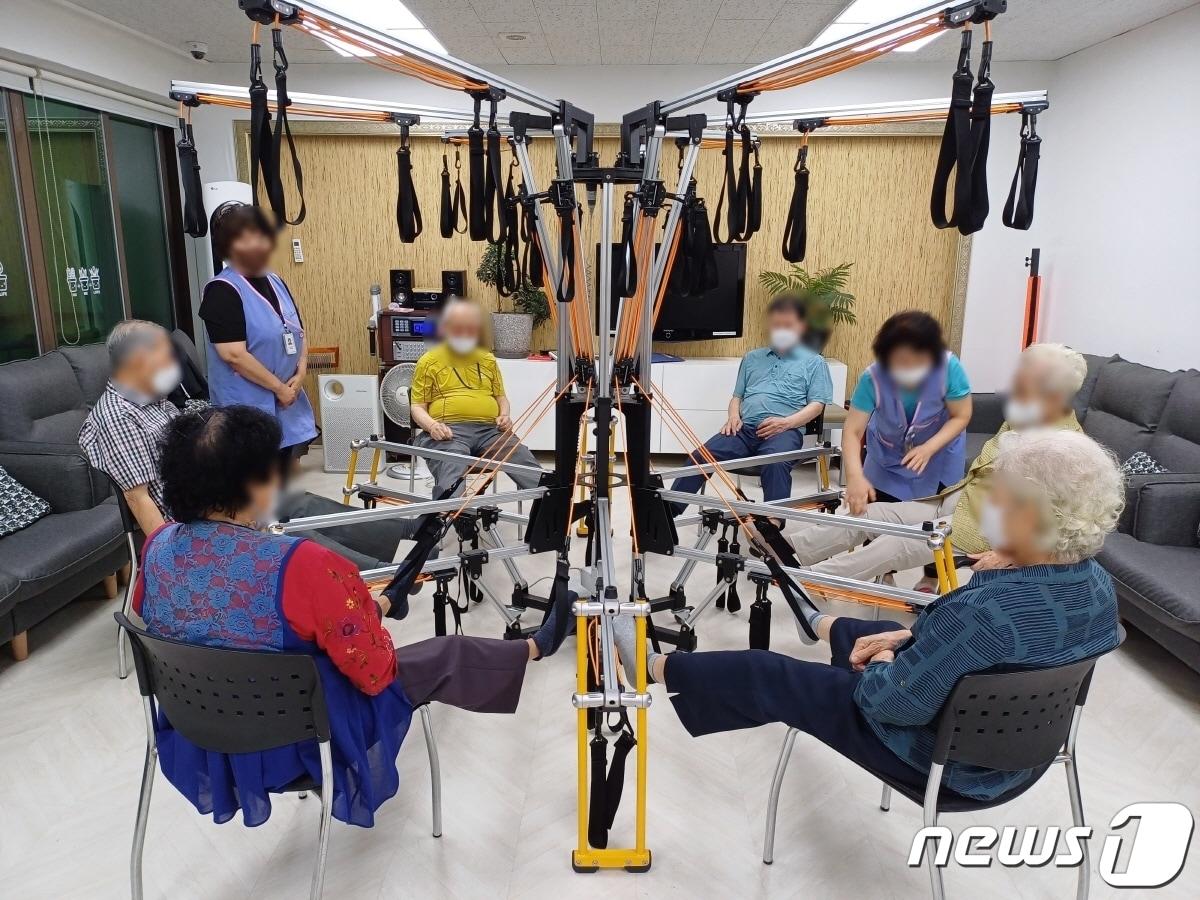 고양시의 한 노인보호시설에서 진행중인 근력재활운동. &#40;고양시 제공&#41;