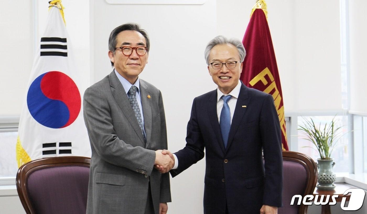 최진식 한국중견기업연합회장과 조태열 외교부 장관이 기념 촬영을 하고 있다.&#40;한국중견기업연합회 제공&#41;