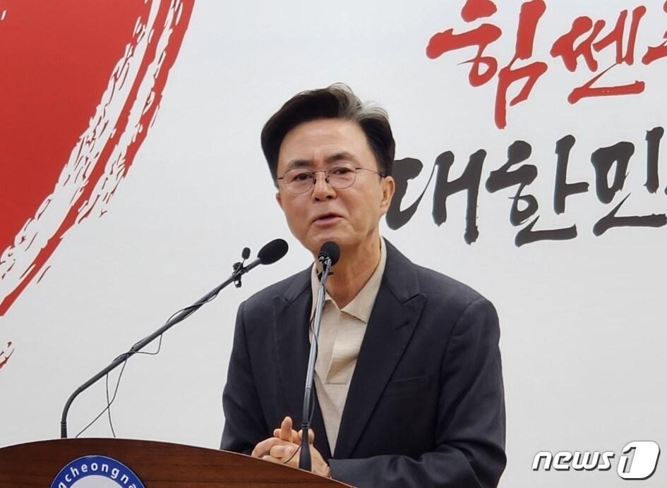 13일 김태흠 지사가 충남도청 프레스센터에서 충남아산FC의 빨간색 유니폼 색깔 논쟁 등과 관련해 입장을 밝히고 있다.2024.3.13/뉴스1ⓒ 뉴스1 이찬선 기자