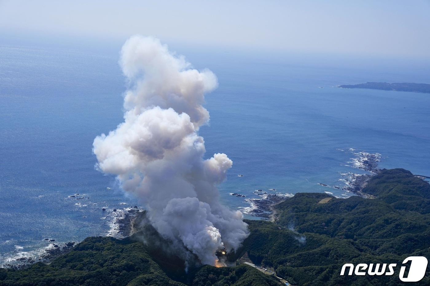 13일&#40;현지시간&#41; 일본 벤처기업 스페이스원이 처음으로 민간 주도로 개발된 소형 로켓이 와카야마현 구시모토조 로켓 발사장에서 발사 직후 폭발을 하고 있다. 2024.3.13 ⓒ 로이터=뉴스1 ⓒ News1 우동명 기자