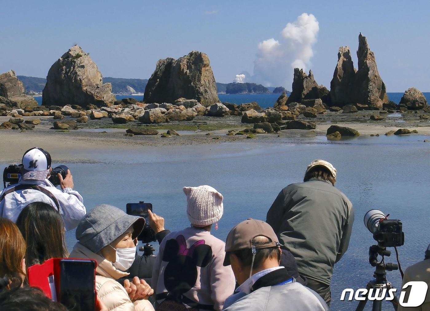 13일 일본 와카야마현 구시모토에서 사람들이 일본의 민간 우주사업회사 &#39;스페이스 원&#39;의 소형고체연료 로켓 &#39;카이로스&#39; 1호기가 폭발하는 장면을 지켜보고 있다. 2024.03.13 ⓒ 로이터=뉴스1 ⓒ News1 정지윤 기자