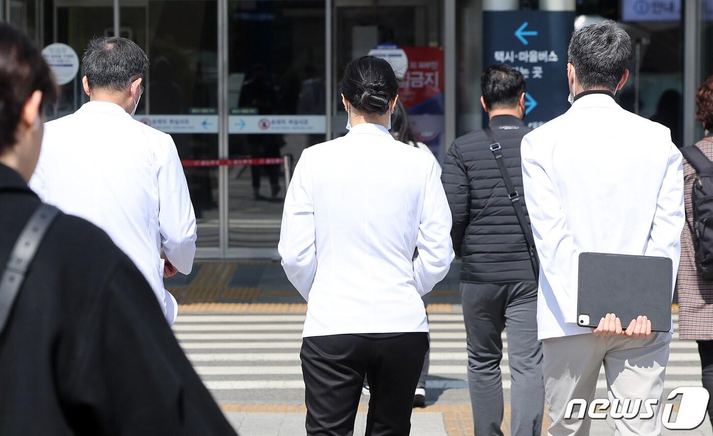 서울 종로구 연건동 서울대학교병원에서 이동하는 의료진. /뉴스1 ⓒ News1 김진환 기자