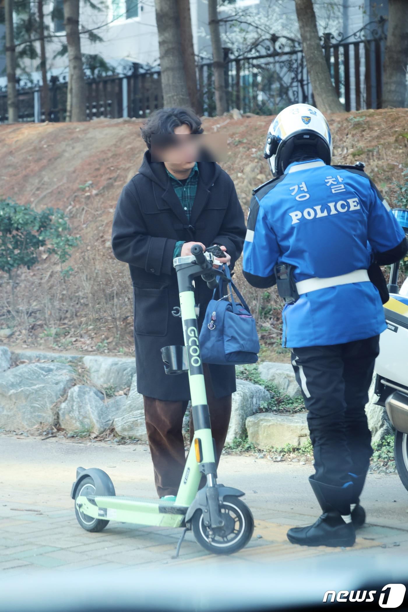 13일 오전 광주 광산구 수완지구 한 인도에서 경찰이 안전모를 착용하지 않은 전동킥보드 운전자를 대상으로 전동킥보드 법규 위반 행위에 대해 단속하고 있다. 2024.3.13 ⓒ News1 김태성 기자