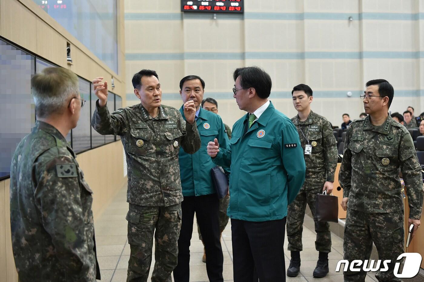 장호진 국가안보실장이 13일 오전 전시지휘소&#40;B-1, 문서고&#41;를 방문해 김명수 합참의장으로부터 2024년 자유의 방패&#40;FS&#41; 연습 진행 상황을 청취하고 있다. &#40;대통령실 제공&#41; 2024.3.13/뉴스1 ⓒ News1 오대일 기자