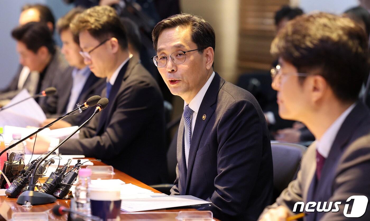 한훈 농림축산식품부 차관이 3일 오후 한국식품산업협회에서 17개 주요 식품기업 및 10개 외식업계 대표들과 만나 물가안정을 위한 업계의 적극적인 협조를 요청했다. 사진은 지난 3월 13일 서초구 한국식품산업협회에서 열린 가공식품 물가안정을 위한 식품업계 간담회에서 인사말을 하고 있는 모습. 2024.3.13/뉴스1 ⓒ News1 김성진 기자