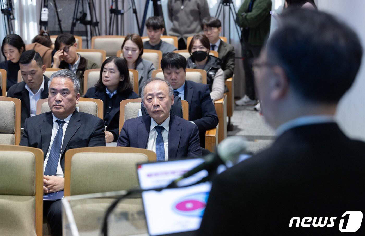 김성근 가톨릭대학교 의과대학교수&#40;왼쪽&#41;와 홍윤철 서울대학교 의과대학 교수가 13일 오후 경기도 성남시 분당구 한국과학기술한림원에서 &#39;필수 의료 해결을 위한 제도적 방안&#39; 주제로 열린 제220회 한림원탁토론회에서 박민수 보건복지부 제2차관의 주제발표를 듣고 있다. 2024.3.13/뉴스1 ⓒ News1 이재명 기자