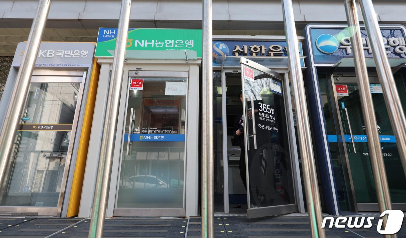 서울 시내에 설치된 시중은행 ATM 기기를 시민이 이용하고 있다. 2024.3.13/뉴스1 ⓒ News1 신웅수 기자