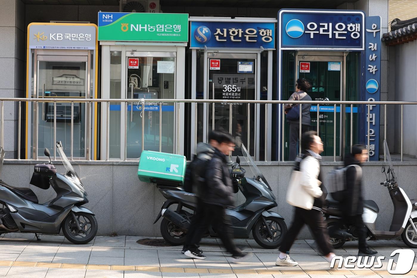 서울 시내에 설치된 시중은행 ATM 기기 앞을 시민들이 지나가고 있다../뉴스1 ⓒ News1