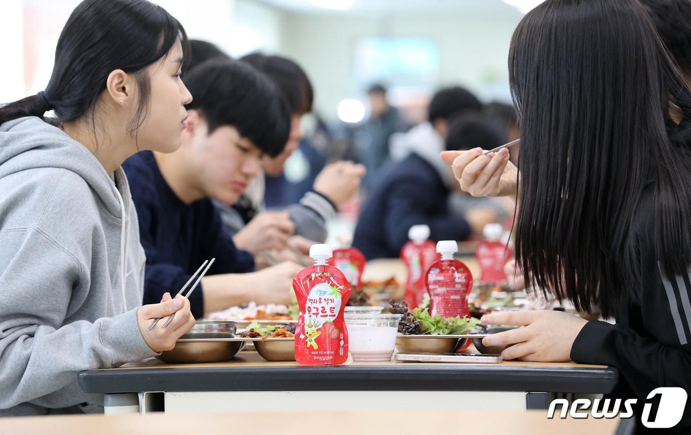 지난해 3월 13일 전북특별자치도 임실군 임실고등학교 급식실에서 학생들이 점심식사와 함께 나온 임실N치즈 요구르트가 놓여 있다. 임실군은 관내에서 생산되는 유제품을 36개 학교에 재학 중인 1500여 명의 유·초·중·고등학생들에게 무상 제공하고 있다. &#40;임실군청 제공&#41; 2024.3.13/뉴스1