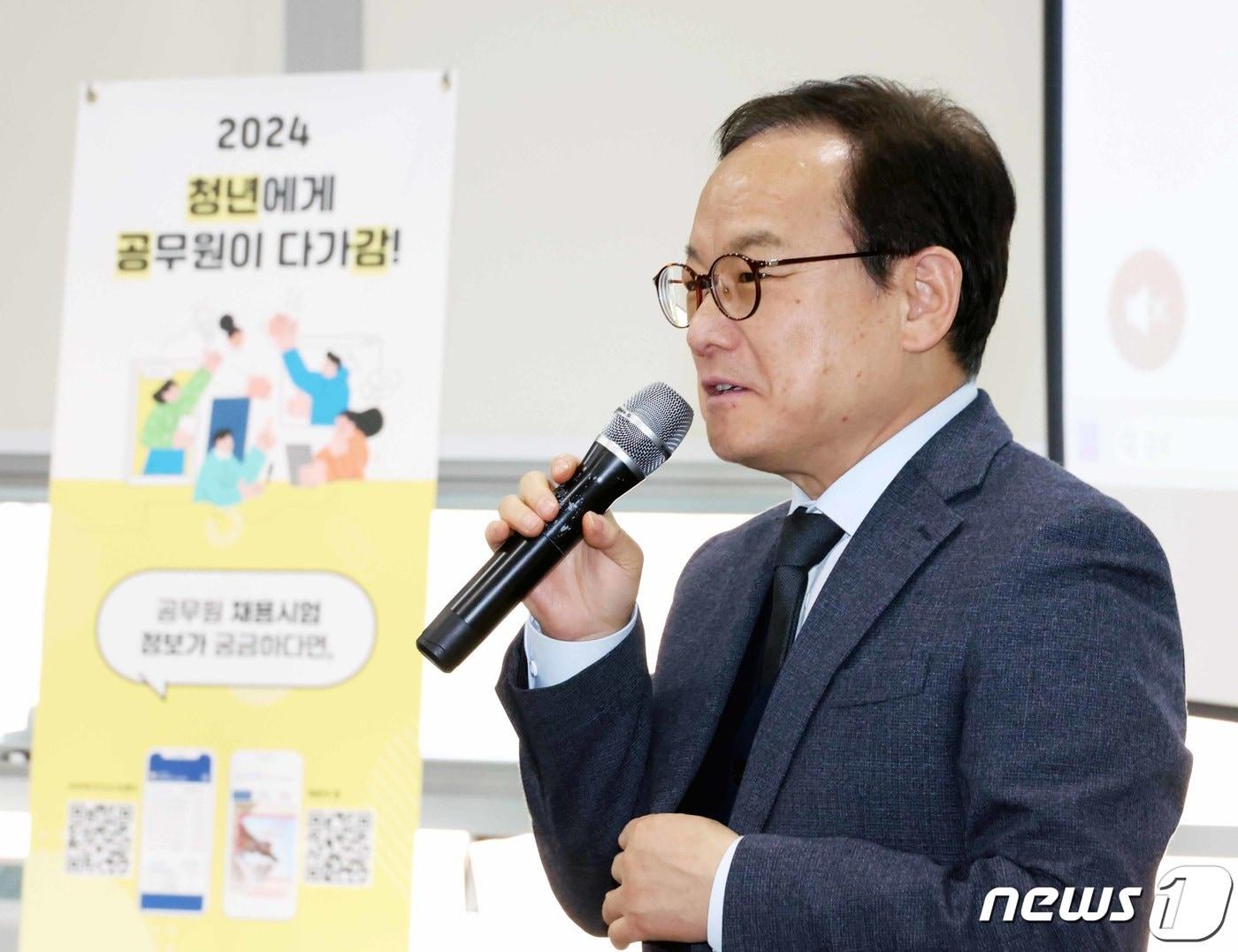 김승호 인사혁신처장이 13일 충남 천안시 한국기술교육대학교를 방문, 재학생을 대상으로 &#39;취업 현장의 인재상&#39; 특강을 하고 있다. &#40;인사혁신처 제공&#41; 2024.3.13/뉴스1