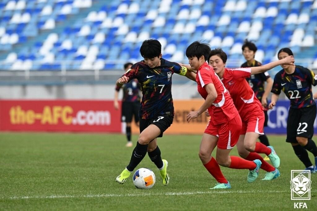 13일&#40;한국시간&#41; 우즈베키스탄 타슈켄트 더스트릭 스타디움에서 열린 2024 아시아축구연맹&#40;AFC&#41; U-20 여자 아시안컵 준결승전 한국과 북한 경기에서 전유경이 돌파하고 있다. 이날 경기에서 한국 여자 U-20 축구대표팀은 0대3으로 완패했다. &#40;대한축구협회 제공&#41; 2024.3.13/뉴스1