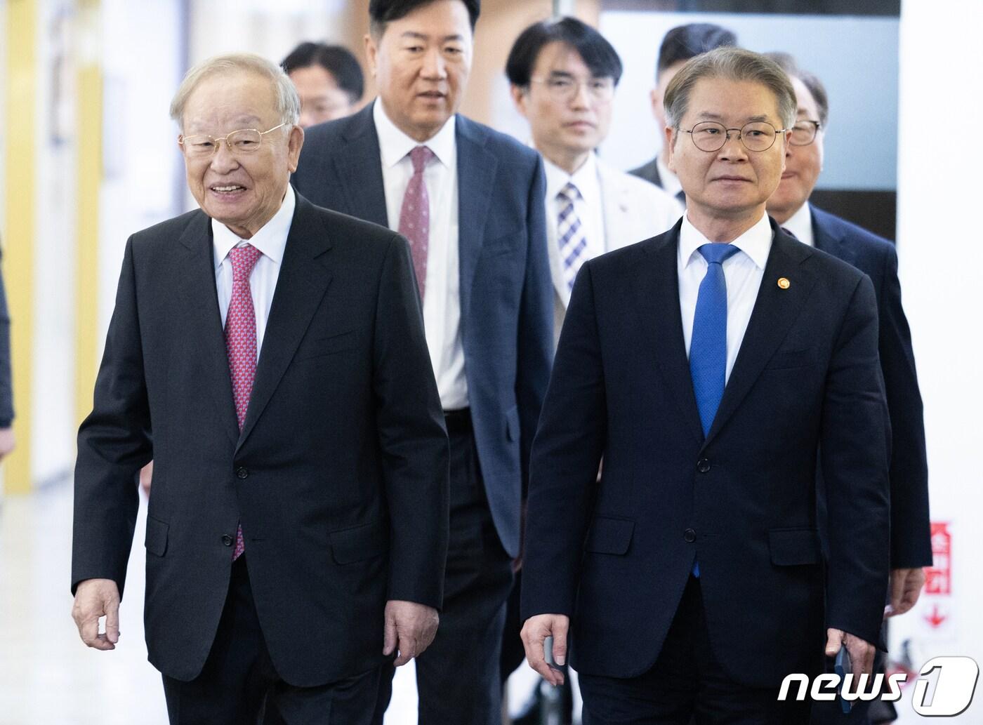 이정식 고용노동부 장관&#40;오른쪽&#41;과 손경식 한국경영자총협회 회장이 14일 오전 서울 중구 프레스센터에서 열린 주요 기업 최고인사책임자&#40;CHO&#41; 간담회에 참석하고 있다. 2024.3.14/뉴스1 ⓒ News1 이재명 기자