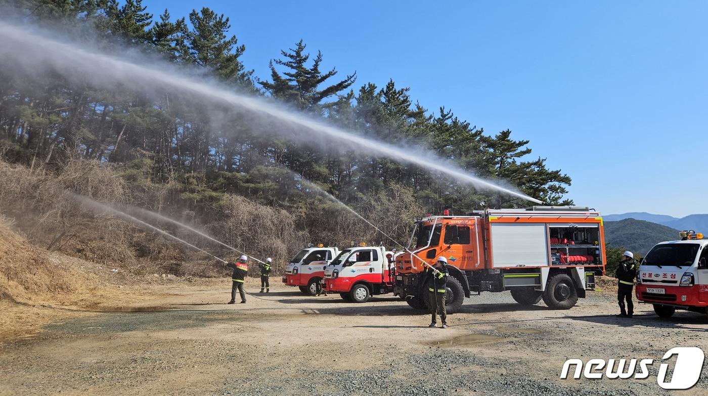 국립공원공단 경주국립공원사무소가 13일 오후 봄철 산불발생에 대비한 합동 진화훈련을 실시하고 있다.&#40;경주국립공원사무소 제공&#41; 2024.3.14/뉴스1 