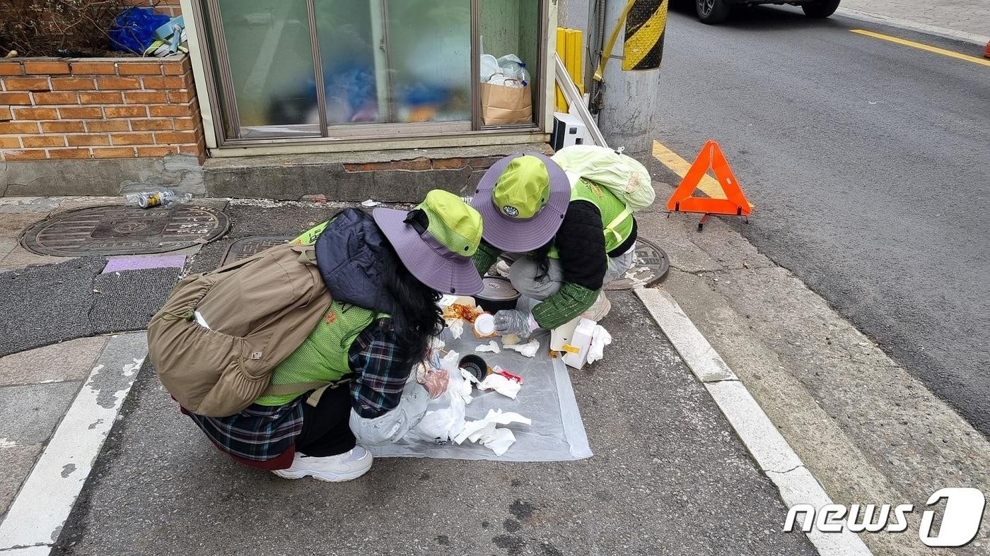 무단투기보안관의 활동 모습.&#40;관악구청 제공&#41;