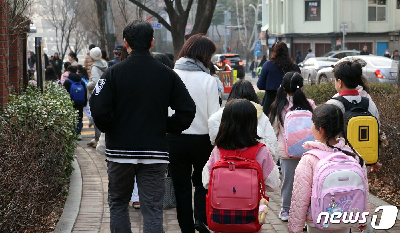 서울 한 초등학교에서 학부모들이 아이들을 등교시키고 있다. 2024.3.14/뉴스1 ⓒ News1 김명섭 기자