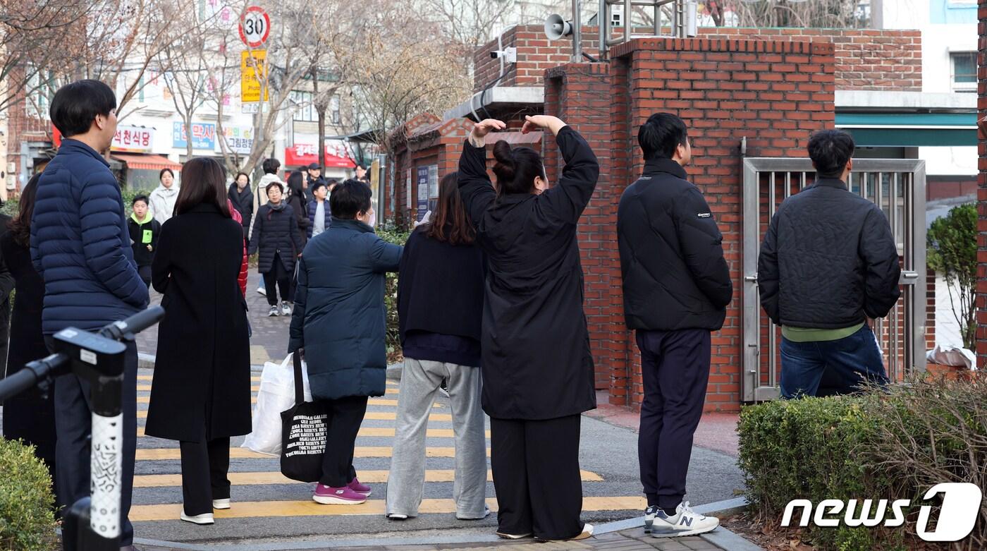 서울 한 초등학교에서 학부모들이 아이들을 등교시키고 있다. 2024.3.14/뉴스1 ⓒ News1 김명섭 기자