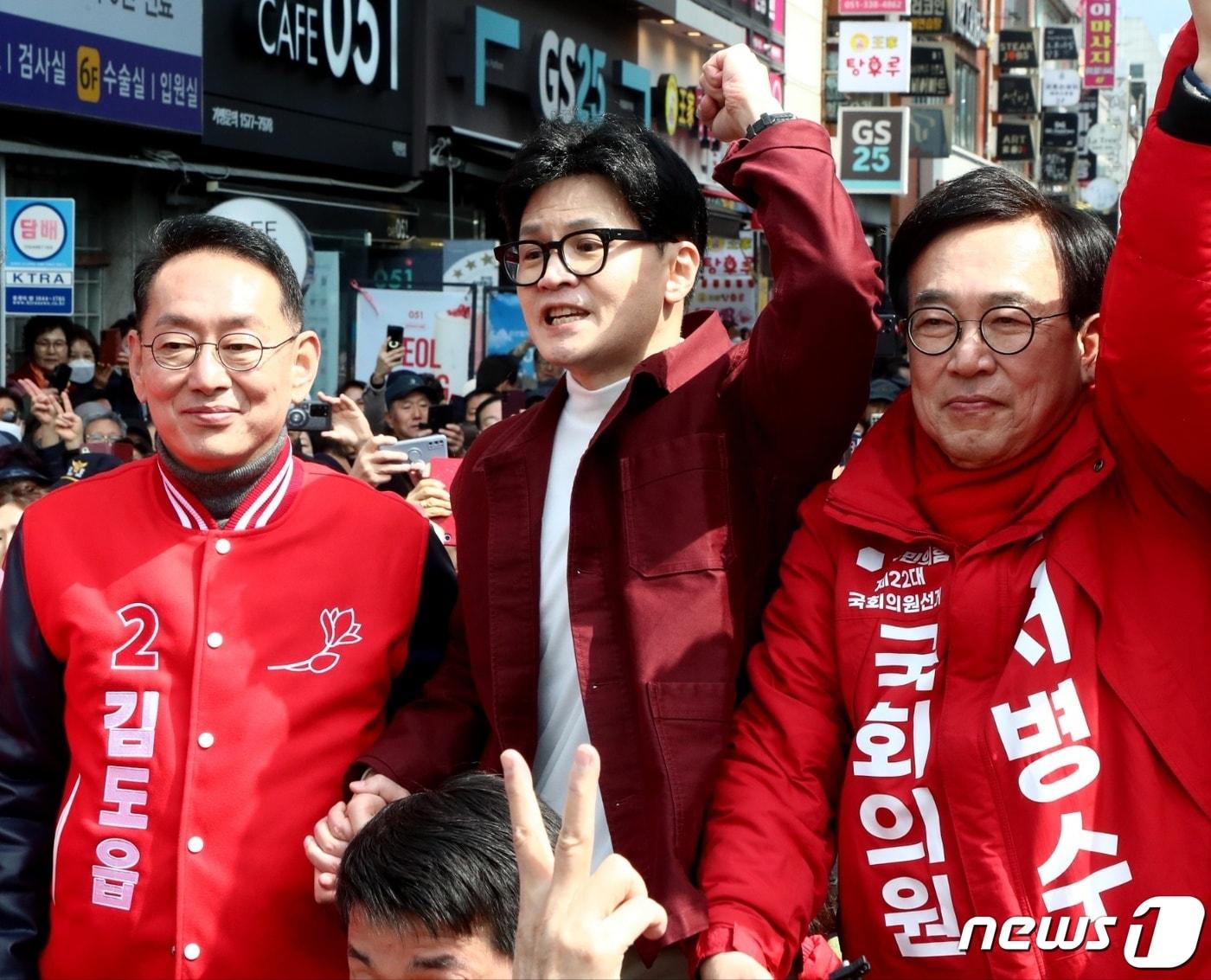 한동훈 국민의힘 비상대책위원장이 14일 부산 북구 구포시장에서 김도읍, 서병수 후보와 시민들을 향해 인사하고 있다. &#40;공동취재&#41; 2024.3.14/뉴스1 ⓒ News1 윤일지 기자