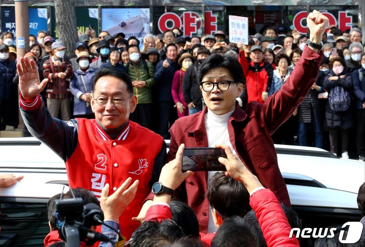 한동훈 국민의힘 비상대책위원장이 14일 부산 북구 구포시장에서 부산 강서구에 출마한 김도읍 후보와 시민들을 향해 인사하고 있다. &#40;공동취재&#41; 2024.3.14/뉴스1 ⓒ News1 윤일지 기자