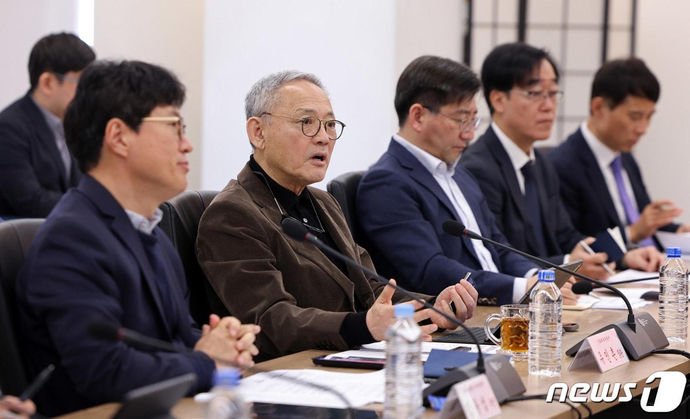 유인촌 문화체육관광부 장관이 14일 서울 종로구 국립현대미술관 서울관에서 주요 출판 관련 단체 임원진들과 출판계 현안을 논의하고 있다. &#40;문화체육관광부 제공&#41; 2024.3.14/뉴스1