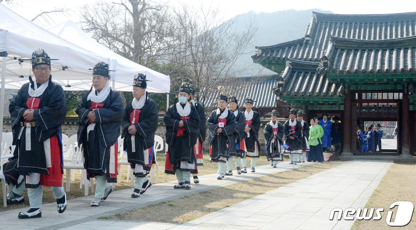 14일 전북 전주시 전주향교 대성전에서 유림들이 전주향교 춘기 석전대제를 봉행하고 있다. 2024.3.14/뉴스1 ⓒ News1 유경석 기자