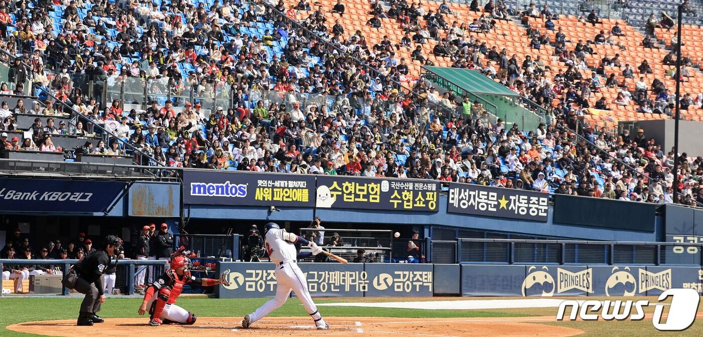 14일 오후 서울 송파구 잠실야구장에서 열린 2024 KBO리그 KIA 타이거즈와 두산 베어스의 시범 경기, 1회말 2사 2루에서 두산 김재환이 적시 2루타를 치고 있다. 2024.3.14/뉴스1 ⓒ News1 김진환 기자