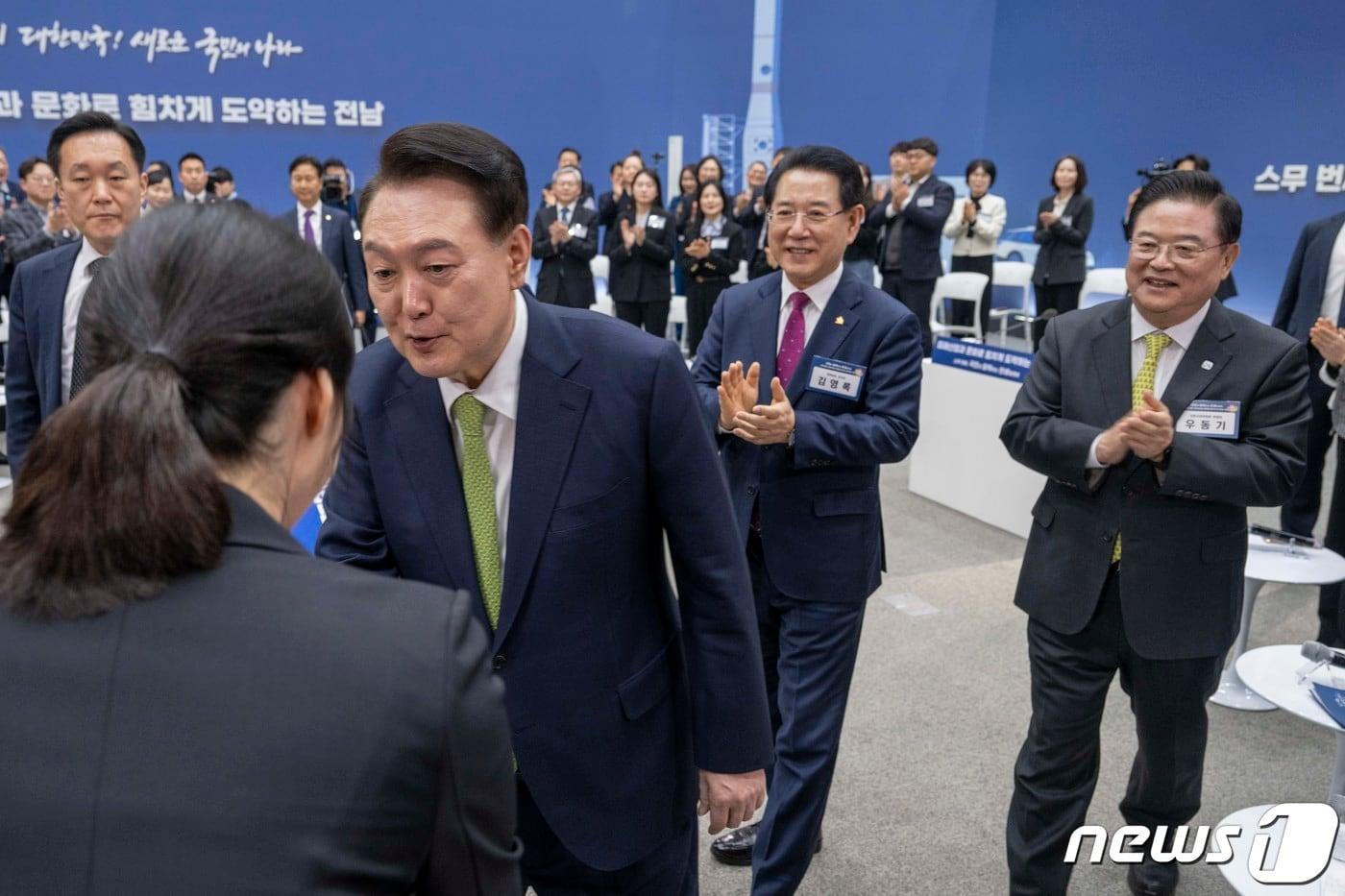 윤석열 대통령이 14일 전남 무안군 전남도청에서 &#39;미래산업과 문화로 힘차게 도약하는 전남&#39;을 주제로 열린 스무 번째 &#39;국민과 함께하는 민생토론회&#39;에 입장하며 참석자들과 악수하고 있다.&#40;광주전남사진기자단 제공&#41;/뉴스1 ⓒ News1 김태성 기자