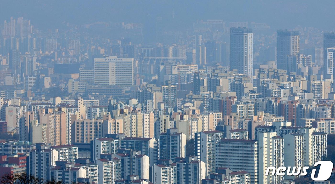 한국부동산원이 14일 발표한 &#39;3월 둘째주&#40;11일 기준&#41; 주간 아파트 가격 동향&#39;에 따르면 서울&#40;0.08%&#41;은 상승폭이 유지됐다. 이로써 서울은 43주째 상승세가 이어졌다. 사진은 이날 남산에서 바라본 아파트 단지들. 2024.3.14/뉴스1 ⓒ News1 김명섭 기자