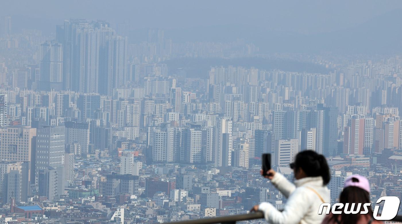 사진은 이날 남산에서 바라본 아파트 모습. 2024.3.14/뉴스1 ⓒ News1 김명섭 기자