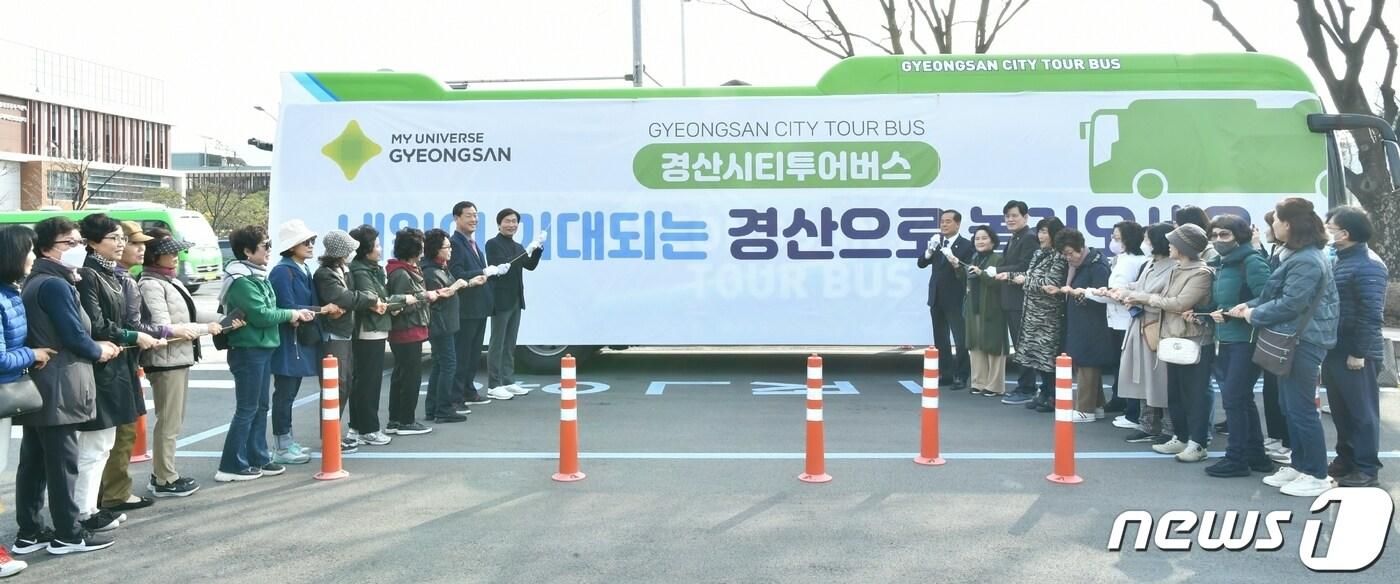 14일 경산시티투어 오픈식에서 조현일 시장 등 내빈과 탑승객들이 오픈 퍼포먼스를 하고 있다. 10월까지 운영하는 경산 시티투어는 둘째 주 목요일 갓바위 일원을 돌아보는&#39; 소원성취 코스&#39;와 넷째 주 토요일 반곡지 일원을 돌아보는 &#39;삼성현 명품 투어&#39;로 구성됐다. &#40;경산시 제공&#41; 2024.3.14/뉴스1 ⓒ News1 정우용 기자