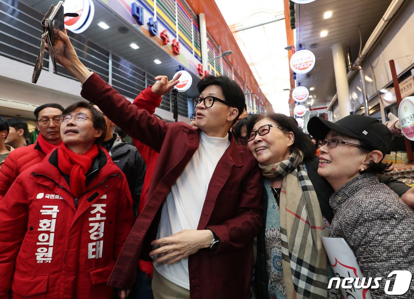 한동훈 국민의힘 비상대책위원장이 14일 부산 사하구 괴정골목시장에서 시민들과 셀카를 찍고 있다. 2024.3.14/뉴스1 ⓒ News1 윤일지 기자