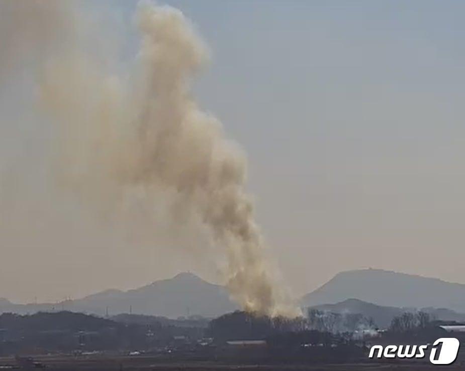 14일 오후 1시46분쯤 충북 진천군 이월면 중산리의 한 야산에서 원인을 알 수 없는 불이 나 30여분 만에 꺼졌다.&#40;산림청 제공&#41;./뉴스1