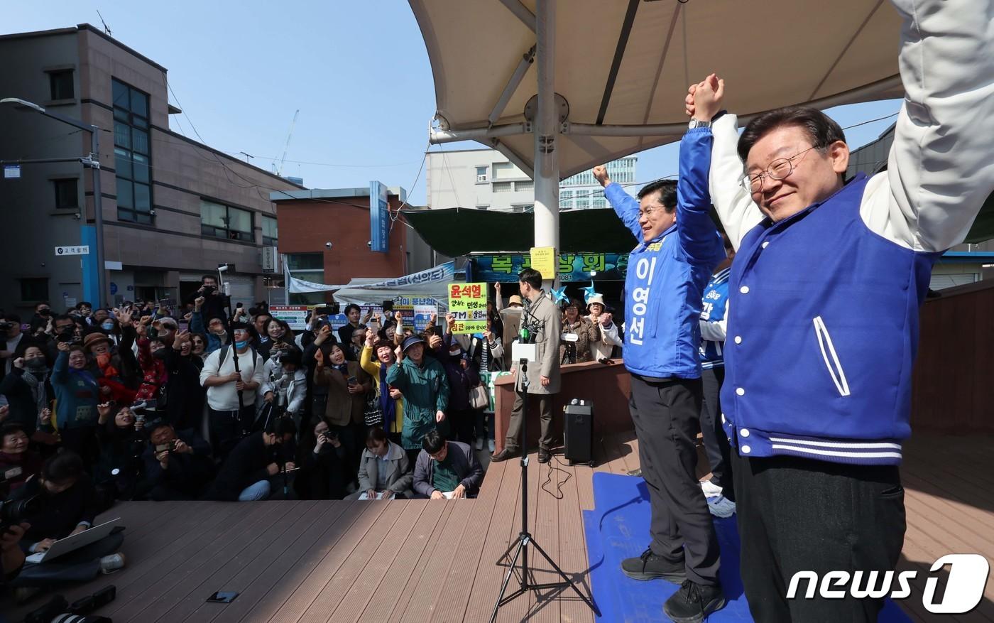 이재명 더불어민주당 대표가 14일 세종시 조치원읍 세종전통시장을 방문해 세종시갑 이영선 후보와 시민들을 향해 지지를 호소하고 있다. &#40;공동취재&#41; 2024.3.14/뉴스1 ⓒ News1 김기남 기자