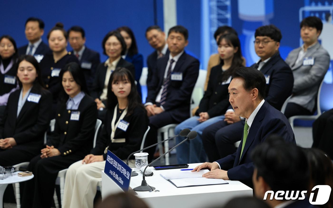 윤석열 대통령이 지난 14일 전남 무안군 전남도청에서 &#39;미래산업과 문화로 힘차게 도약하는 전남&#39;을 주제로 열린 스무 번째 국민과 함께하는 민생토론회에서 발언하고 있다. &#40;대통령실 제공&#41; 2024.3.14/뉴스1 ⓒ News1 오대일 기자