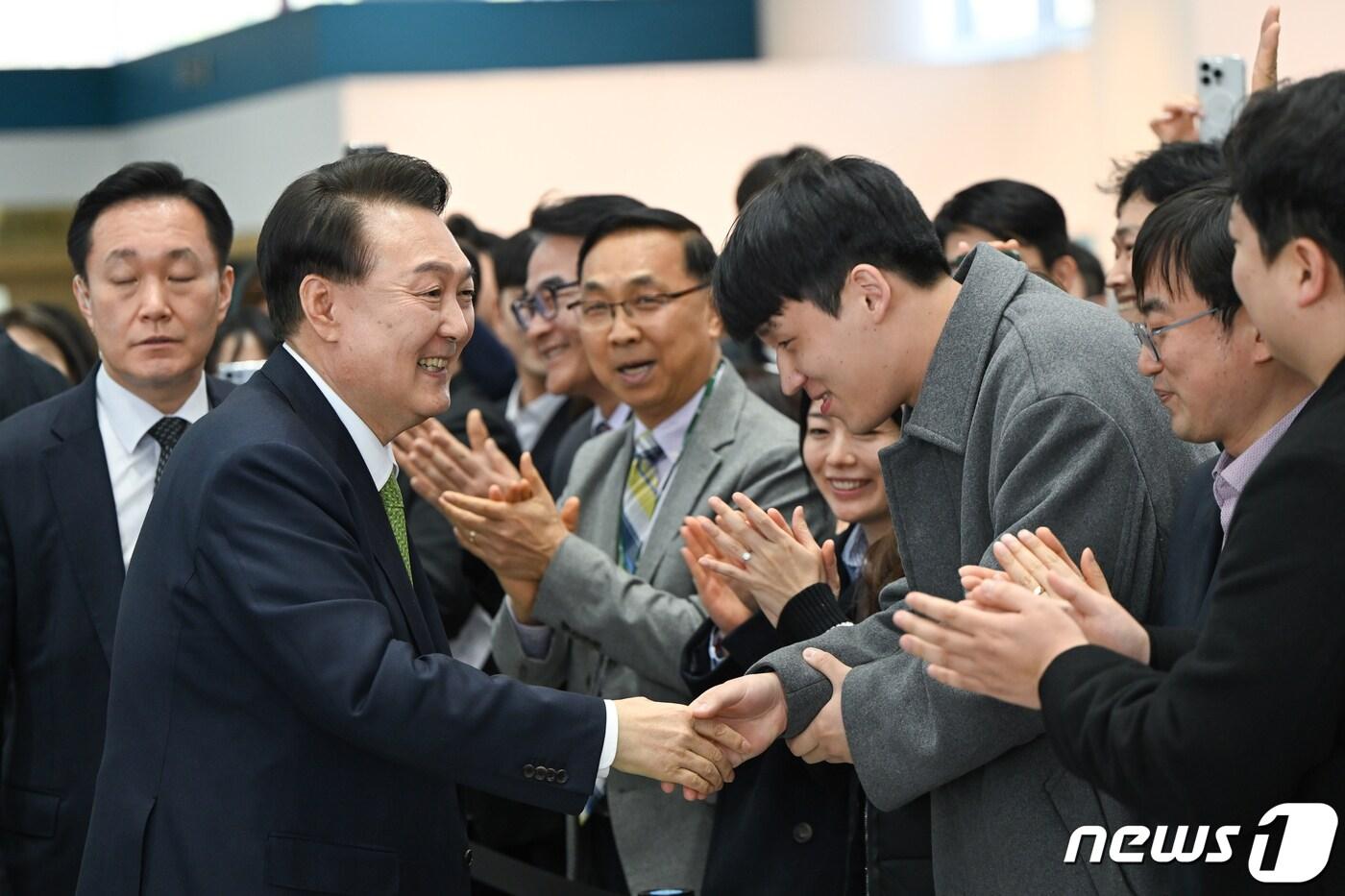 윤석열 대통령이 14일 전남 무안군 전남도청에서 &#39;미래산업과 문화로 힘차게 도약하는 전남&#39;을 주제로 열린 스무 번째 국민과 함께하는 민생토론회를 마친 후 도청 직원들과 인사를 나누고 있다. &#40;대통령실 제공&#41; 2024.3.14/뉴스1 ⓒ News1 오대일 기자