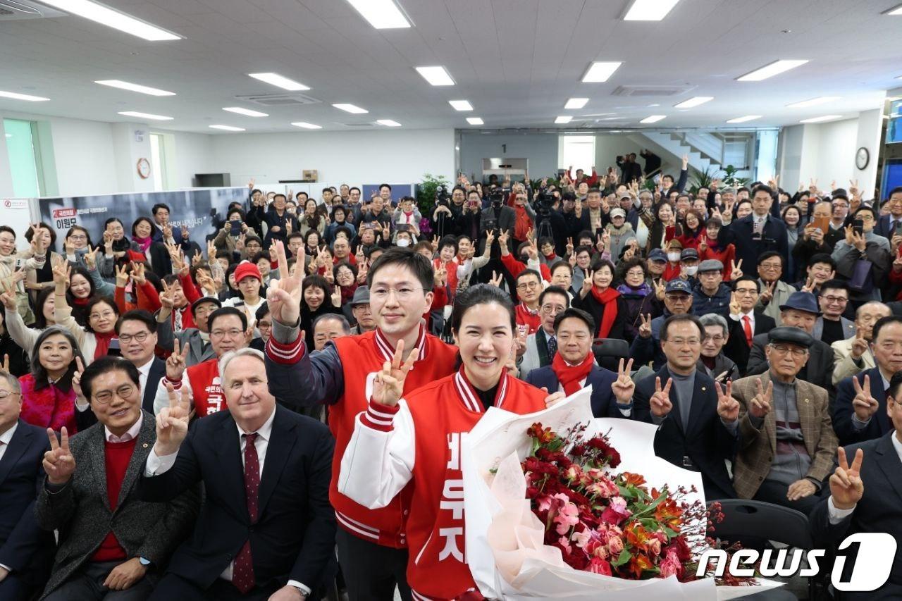 이원모&#40;빨간색 상의&#41; 후보가 14일 열린 선거사무소 개소식에서 배우자와 참석자들과 함께 승리를 다짐하고 있다.&#40;이원모 후보 제공&#41;