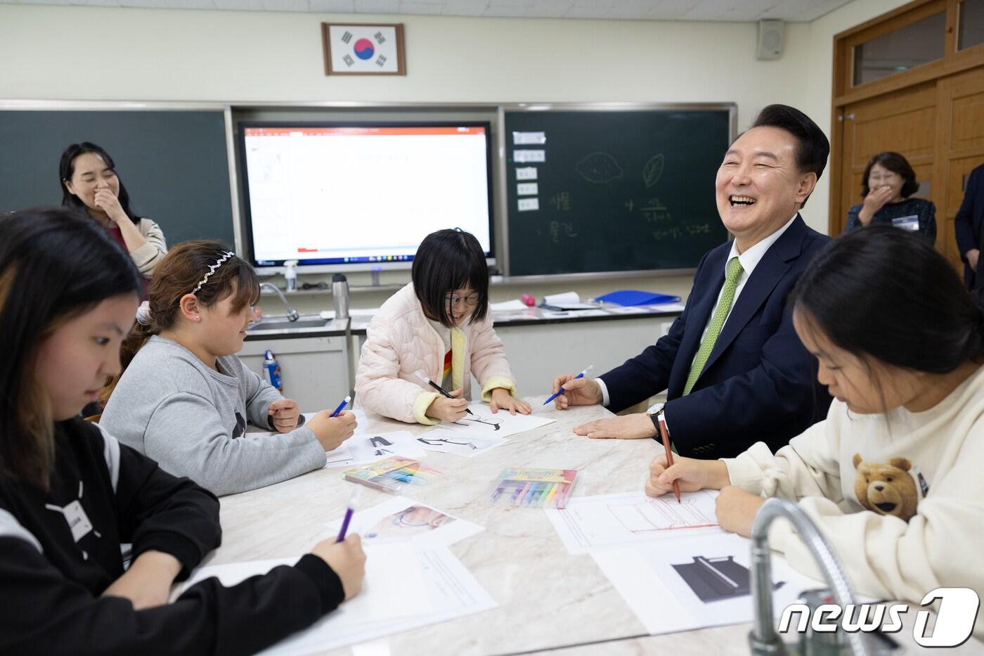 윤석열 대통령이 14일 전남 무안군 오룡초등학교를 방문해 늘봄학교 창의미술 프로그램을 참관하며 학생들과 대화를 나누고 있다. &#40;대통령실 제공&#41; 2024.3.14/뉴스1 ⓒ News1 오대일 기자