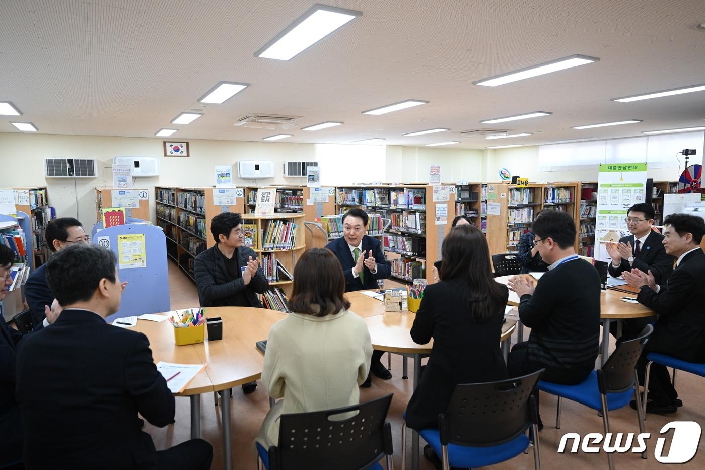 윤석열 대통령이 지난달 14일 전남 무안군 오룡초등학교를 방문해 늘봄학교 관계자들과 간담회를 하고 있다. &#40;대통령실 제공&#41;/뉴스1 ⓒ News1 오대일 기자