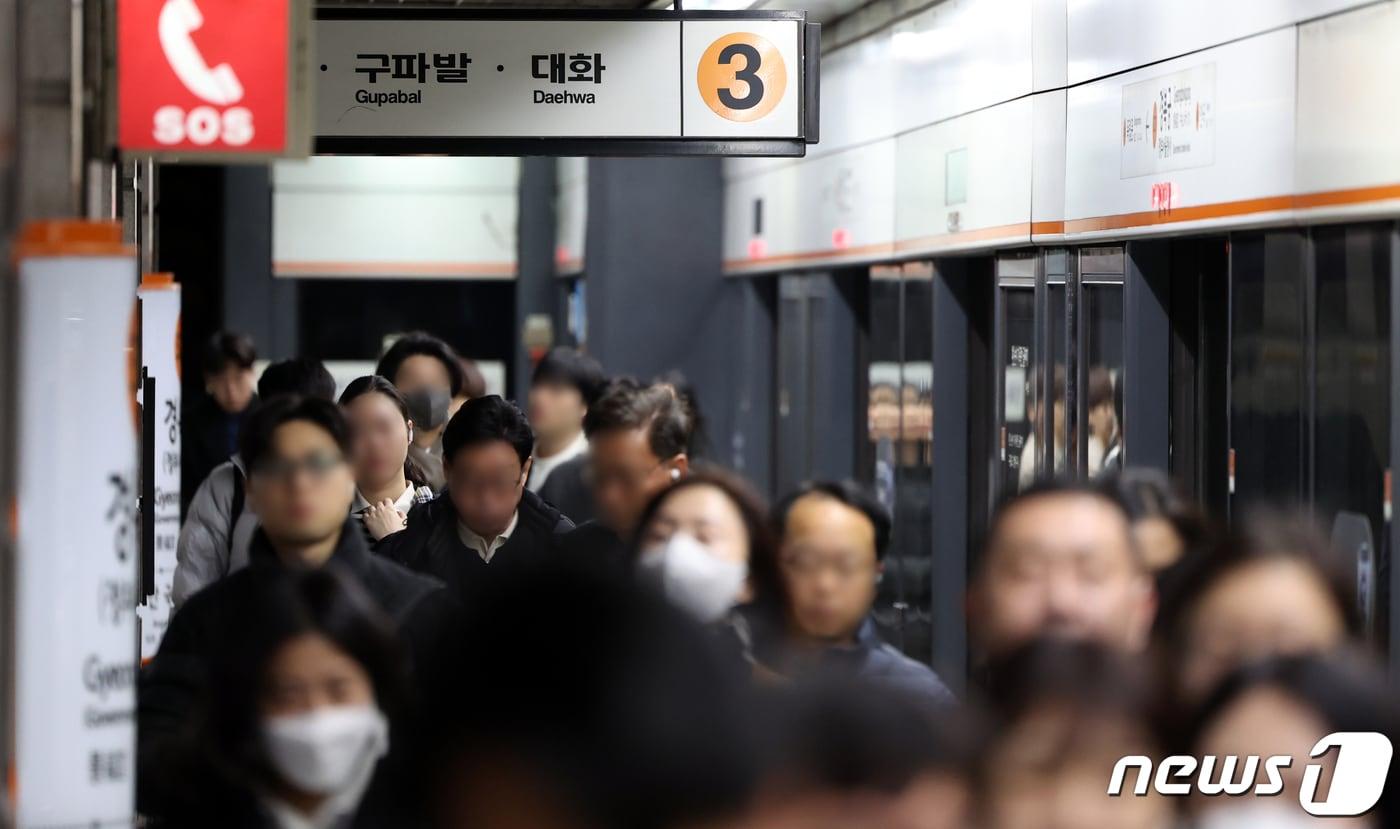 15일 오전 수도권 지하철 3호선 경기 고양 원당역에서 원흥역 구간에서 단전이 발생, 대화역에서 구파발역 간 상·하행선 열차가 중단된 상황에서 서울 3호선 경복궁 역에서 시민들이 이동하는 모습. 2024.3.15/뉴스1 ⓒ News1 김명섭 기자