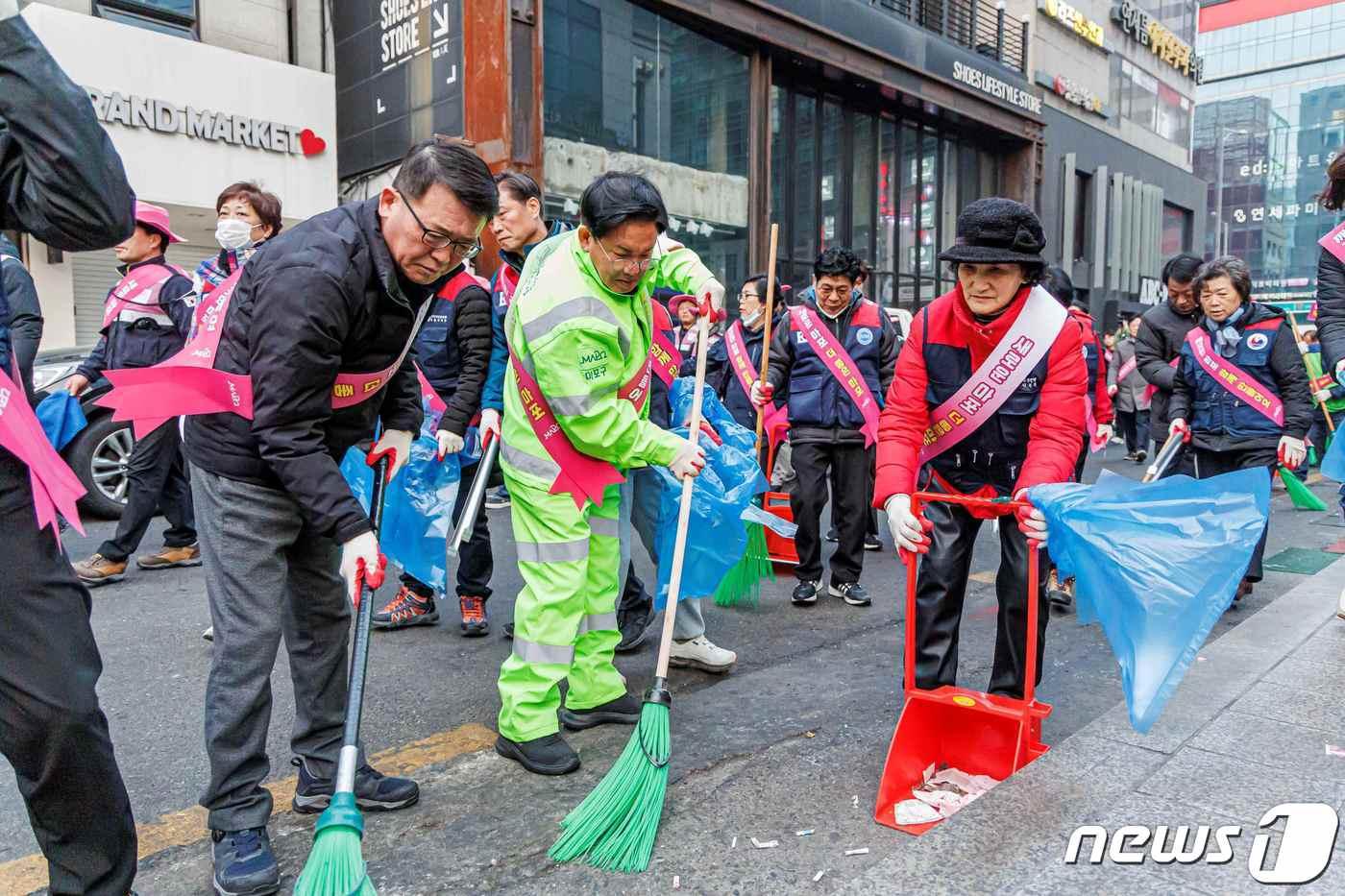 박강수 마포구청장이 주민들과 대청소를 하고 있다.&#40;마포구청 제공&#41;