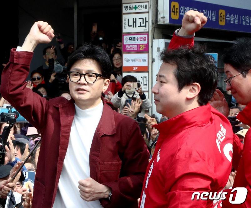 한동훈 국민의힘 비상대책위원장과 장예찬 후보가 지난 3월 14일 부산 북구 구포시장에서 시민들에게 인사를 하고 있다. &#40;공동취재&#41; 2024.3.14/뉴스1 ⓒ News1 ,송원영 기자