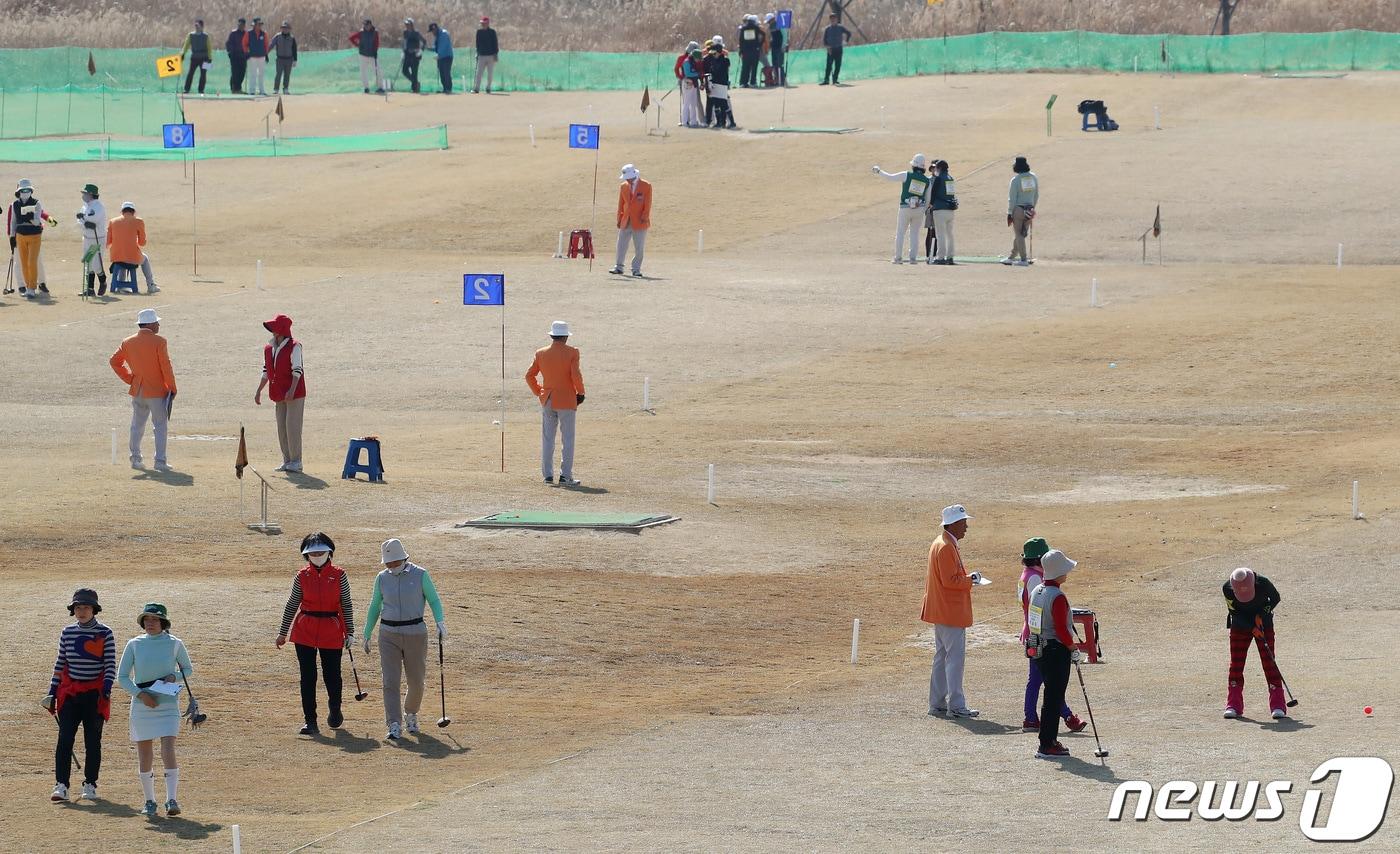 15일 대구 달성군 논공읍 위천파크골프장에서 열린 1회 대통령기 전국파크골프대회에 출전한 선수들이 실력을 겨루고 있다. 대한파크골프협회가 주최하고 대구시파크골프협회가 주관한 이 대회에는 전국 17개 시.도에서 800여 명의 선수가 참가해 16일까지 열전을 치른다.2024.3.15/뉴스1 ⓒ News1 공정식 기자