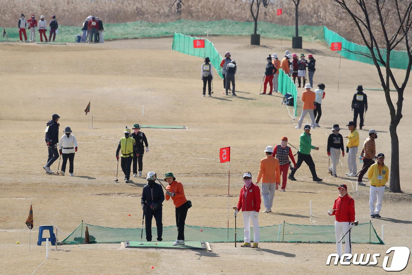 지난 3월15일 대구 달성군 논공읍 위천파크골프장에서 개막한 &#39;제1회 대통령기 전국파크골프대회&#39;에 출전한 선수들이 실력을 겨루고 있다. 2024.3.15/뉴스1 ⓒ News1 공정식 기자