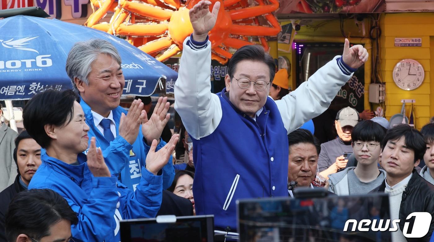 이재명 더불어민주당 대표가 15일 오후 부산 기장군 기장시장에서 부산지역 총선 후보들과 지지를 호소하고 있다. &#40;공동취재&#41; 2024.3.15/뉴스1 ⓒ News1 윤일지 기자