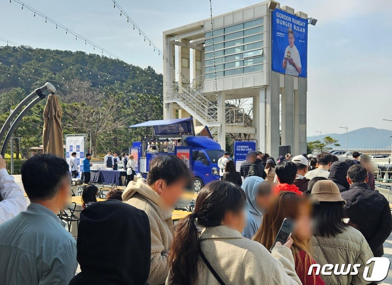 16일 부산 해운대구 더에이101에서 열린 고든램지버거 팝업스토어를 찾은 방문객들이 푸드트럭 앞에 길게 줄 서 있다.2024.3.16/뉴스1 ⓒ News1 조아서 기자