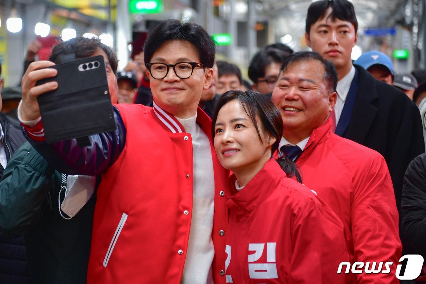 한동훈 국민의힘 비상대책위원장이 16일 오전 경기 오산시 오색시장을 찾아 시민들과 기념 촬영을 하고 있다. &#40;공동취재&#41; 2024.3.16/뉴스1 ⓒ News1 임세영 기자