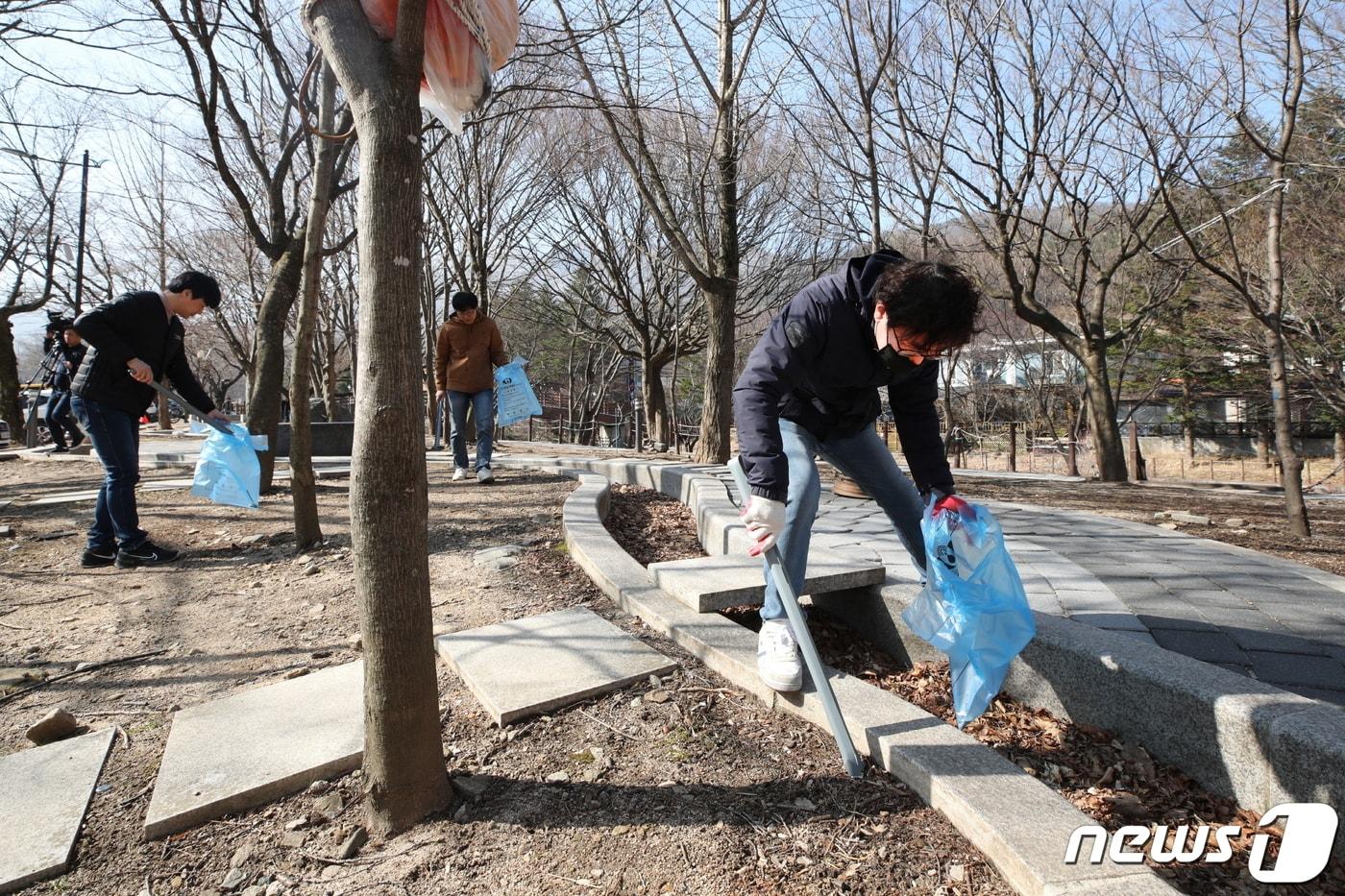 전북자치도 무주군이 ‘2024 자연특별시 무주방문의 해’를 기념해 국토대청결운동에 나섰다. 무주군 제공