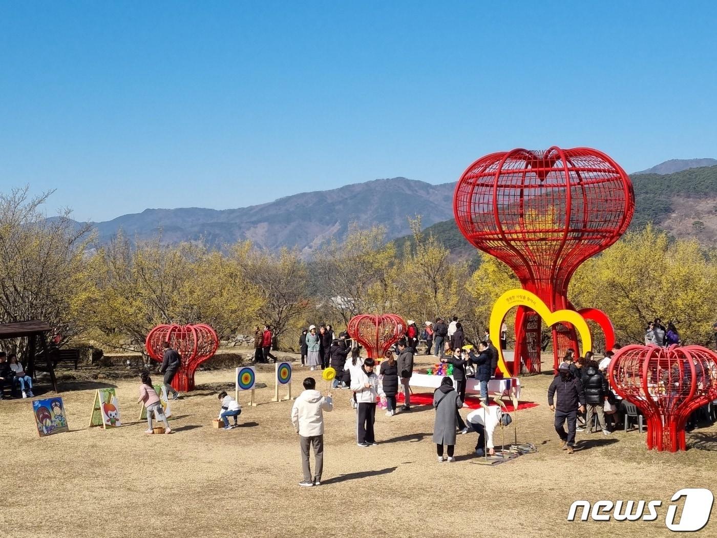 포근한 봄날씨가 이어진 16일 전남 구례 산수유꽃축제장을 찾은 상춘객들이 체험 프로그램을 즐기고 있다. 2024.3.16/뉴스1 ⓒ News1 최성국 기자