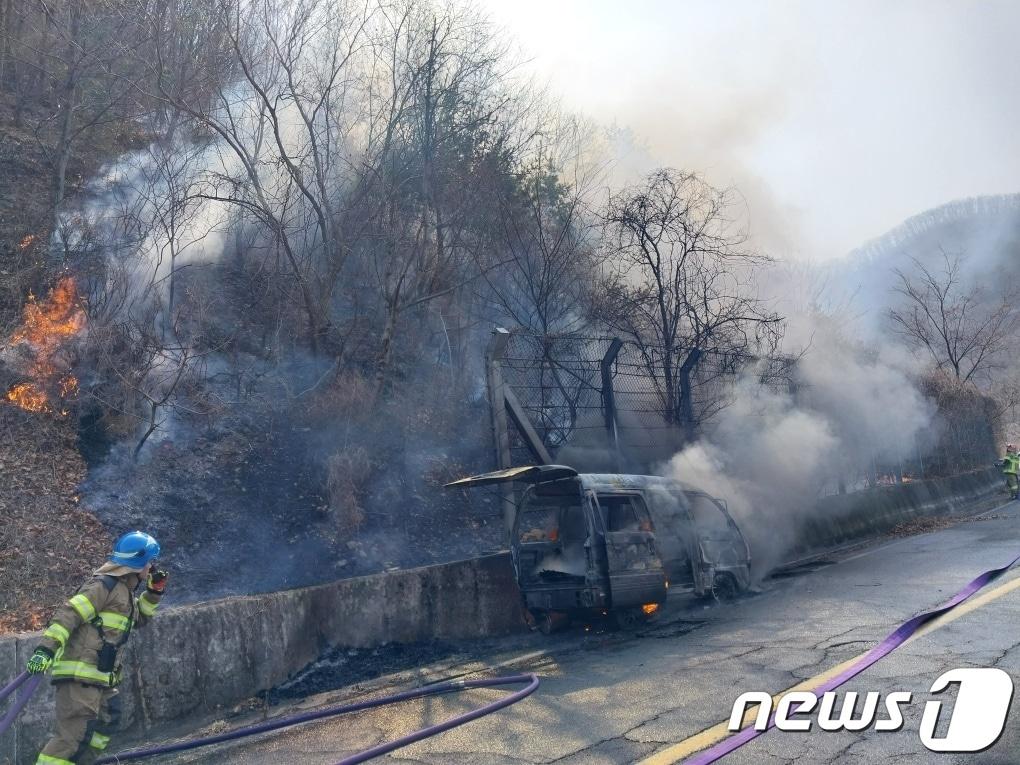 16일 오전 10시28분쯤 경북 포항시 북구 기계면 봉계리 도로를 달리던 다마스 차량에서 난 불이 인근 산으로 옮겨 붙어 소방대원들이 진화작업을 벌이고 있다.&#40;경북소방본부 제공&#41;