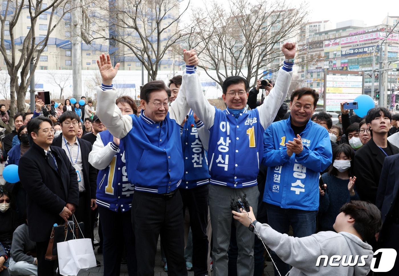 이재명 더불어민주당 대표와 용인갑 이상식 예비후보가 16일 오전 경기 용인 수지구청 광장에서 열린 기자회견에서 시민들에게 인사를 하고 있다. &#40;공동취재&#41; 2024.3.16/뉴스1 ⓒ News1 임세영 기자