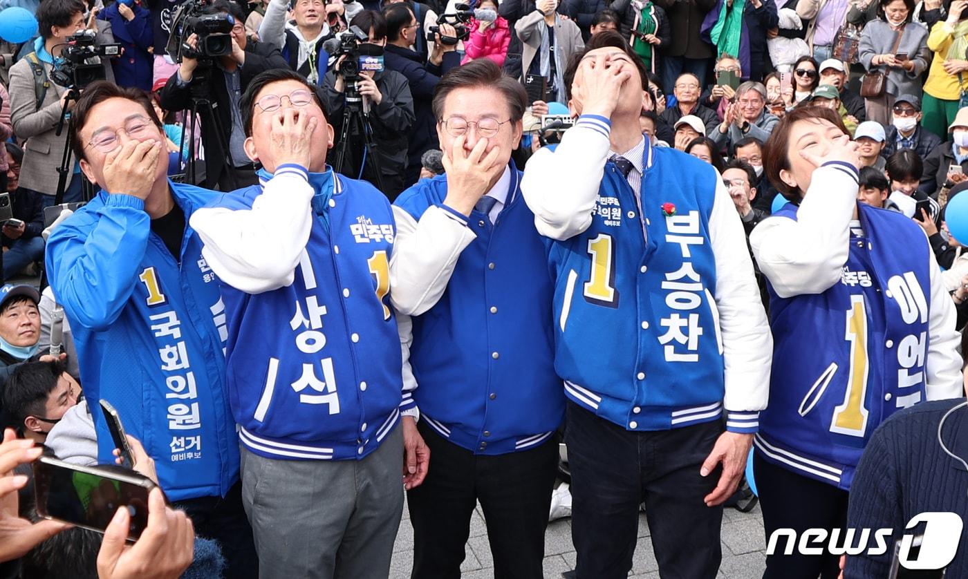 이재명 더불어민주당 대표가 16일 경기도 용인시 수지구청 광장서 열린 기자회견에 참석, 윤석열 정부를 비판하는 ‘입틀막 퍼포먼스’를 용인지역 예비후보들과 함께 하고 있다. 왼쪽부터 손명수&#40;용인을&#41;, 이상식&#40;용인갑&#41;, 이 대표, 부승찬&#40;용인병&#41;, 이언주&#40;용인정&#41;. &#40;더불어민주당 제공&#41; 2024.3.16/뉴스1 ⓒ News1 임세영 기자